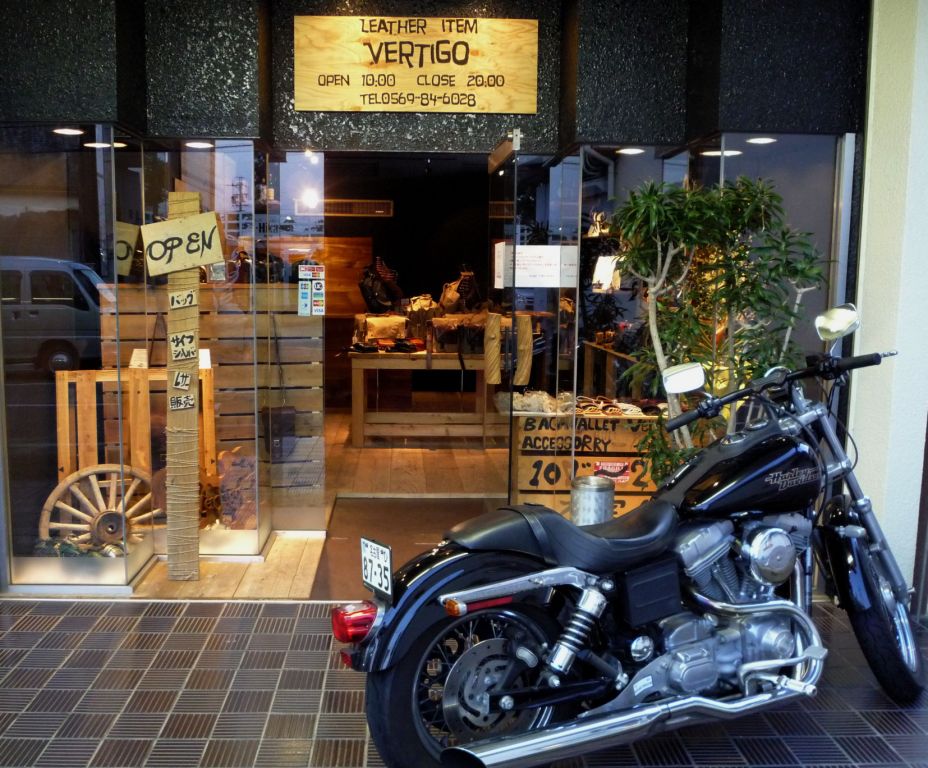 レザーバック・革(皮)財布専門店Vertigo(ヴァーティゴ)店舗画像。バイクはH-Dの'00年式FXD