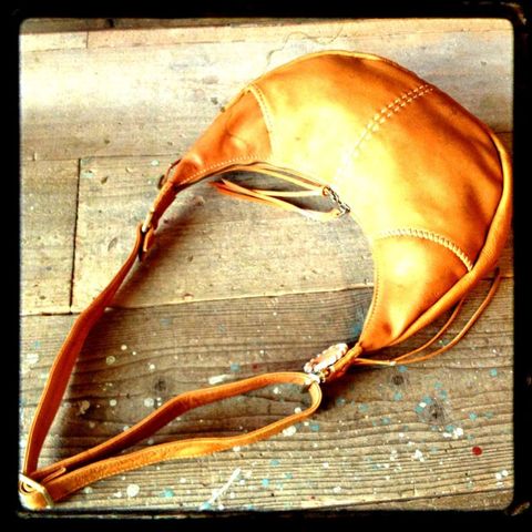 【Hilili(ヒリリ)】MUSA BAG/バナナ型レザーショルダーバッグ 通販/店舗販売 レザーバッグ 革財布 ヴァーティゴ Vertigo バッグ 財布 愛知県 半田市 知多 三河